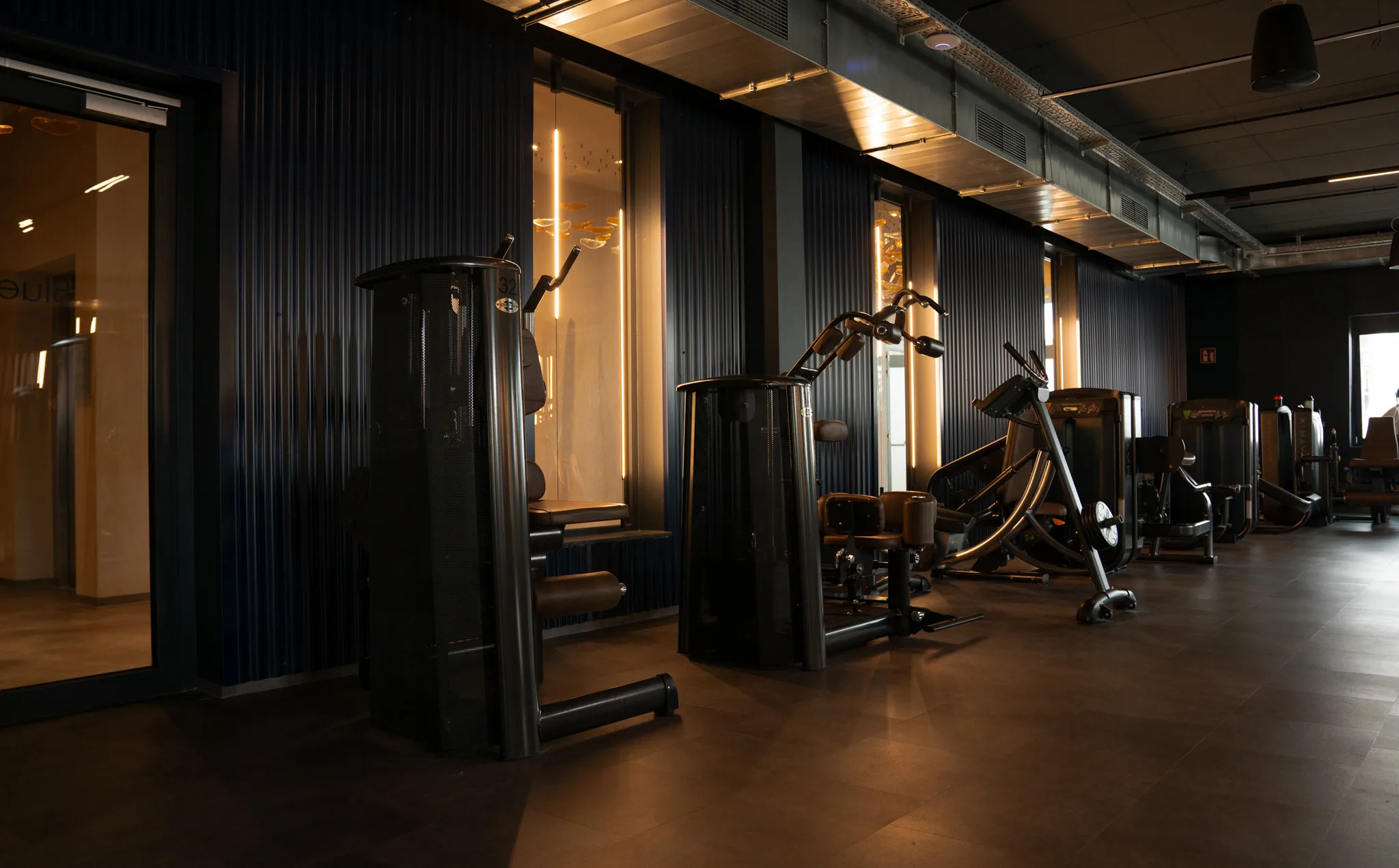 Trainingsfläche mit Geräten im LifeForce Studio