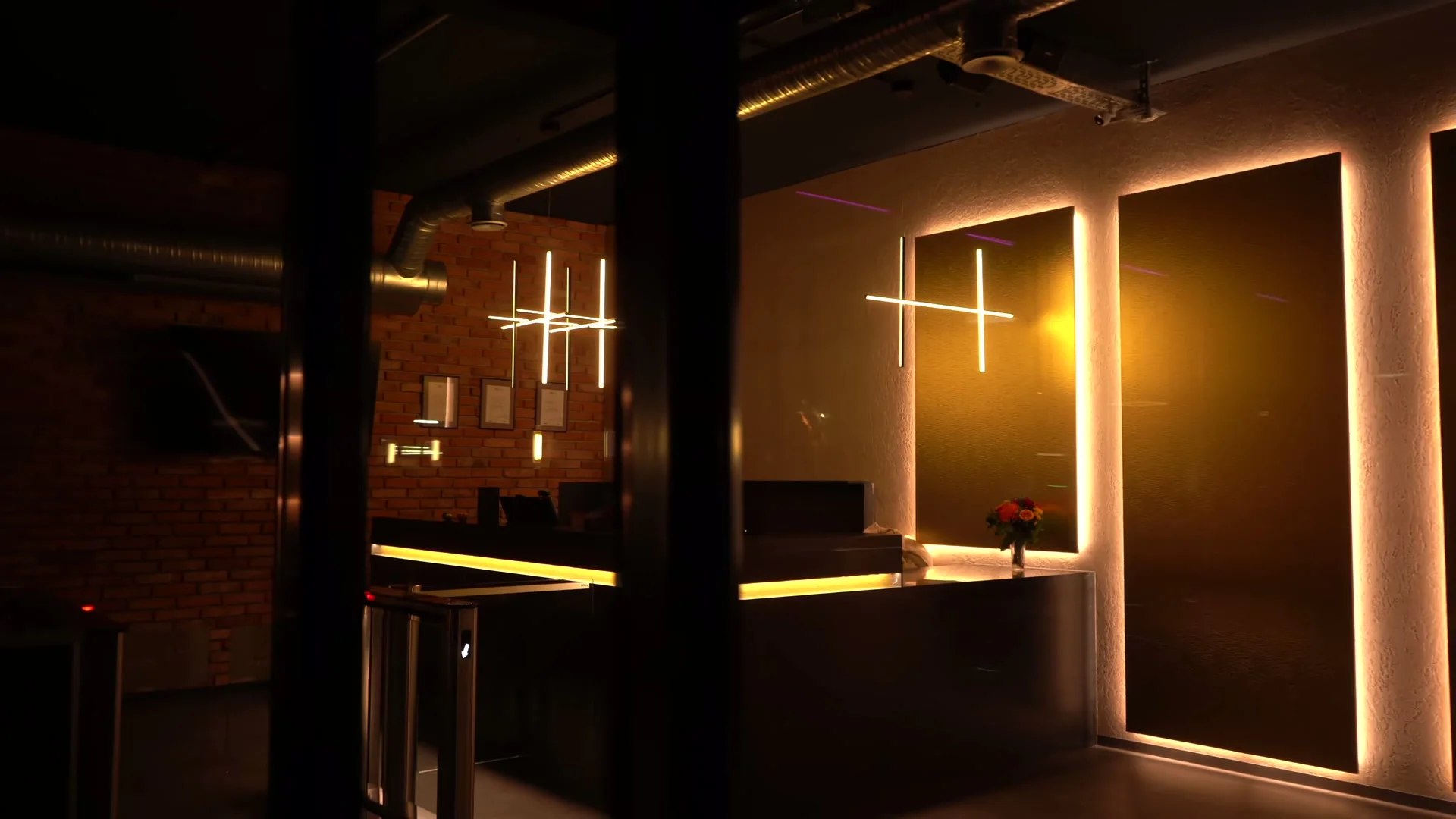 Empfangsbereich des LifeForce Studios mit warmer Lichtinstallation
